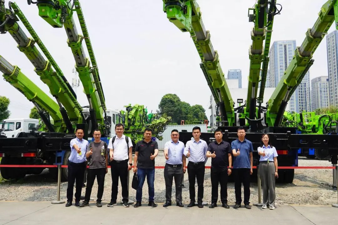 中鐵十一局五公司物資設(shè)備部長(zhǎng)陳林一行蒞臨藍(lán)海智能考察交流(圖1) 中鐵十一局五公司物資設(shè)備部長(zhǎng)陳林一行蒞臨藍(lán)海智能考察交流(圖1)